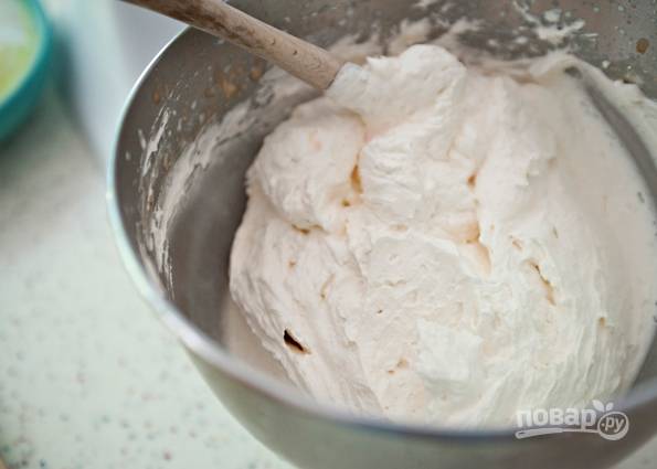 2.	В чашу миксера выложите жирные сливки, взбивайте венчиком и понемногу добавляйте сахарную пудру. Взбивайте до образования крепких пиков. Затем добавьте ванильный экстракт и перемешайте лопаткой.