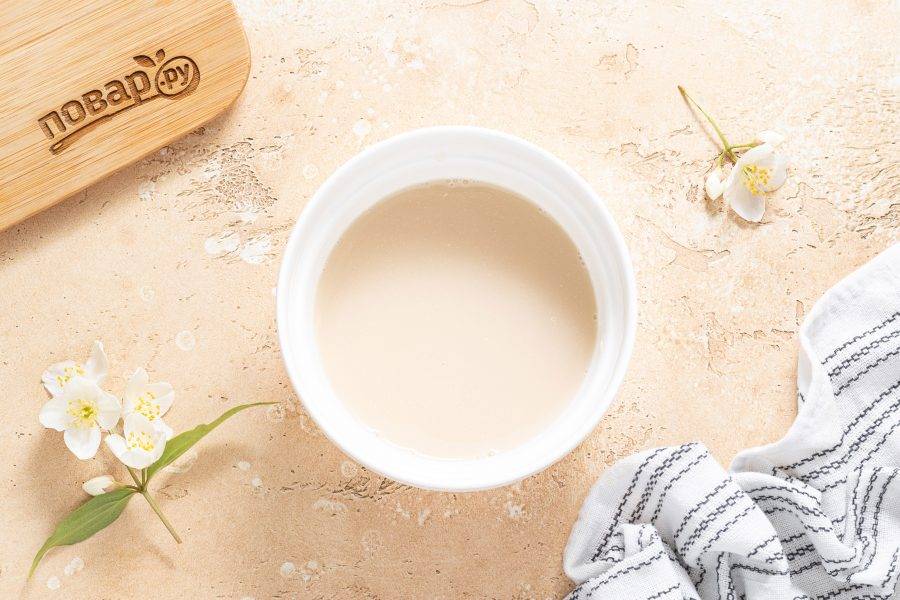Для опары разведите в теплой воде дрожжи и сахар. Перемешайте и оставьте на 20 минут.