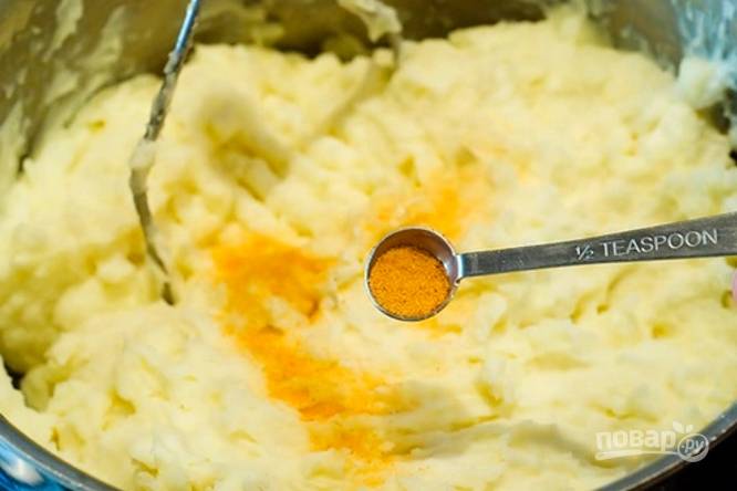 Осталось добавить соль, перец и немного специй по вашему вкусу. Картофель можно пробовать.