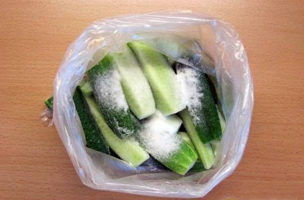 Огурцы посыпаем солью по собственному вкусу.