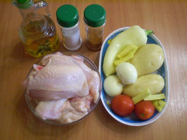 1. Приготовим продукты. Курицу и овощи вымыть. Овощи очистить и подготовить к нарезке. Курицу порубить на части.