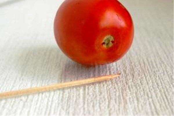 На помидорах, в том месте где была плодоножка, сделайте прокол с помощью зубочистки. 