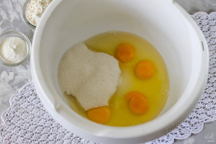 Сначала сформируйте бисквитное тесто для одного бисквита. Вбейте в чашу кухонного комбайна 4 куриных яйца, всыпьте 1 стакан сахарного песка и щепотку соли.