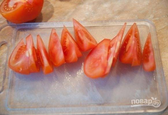 3. Небольшими ломтиками нарежьте помидорчик. 