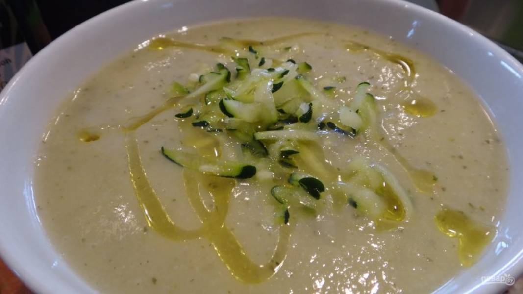 5.	Разлейте суп по тарелкам, украсьте оливковым маслом и измельченным кабачком, подавайте сразу. 