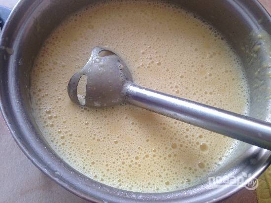 6. Перебиваем суп в однородную массу с помощью блендера и возвращаем на плиту.