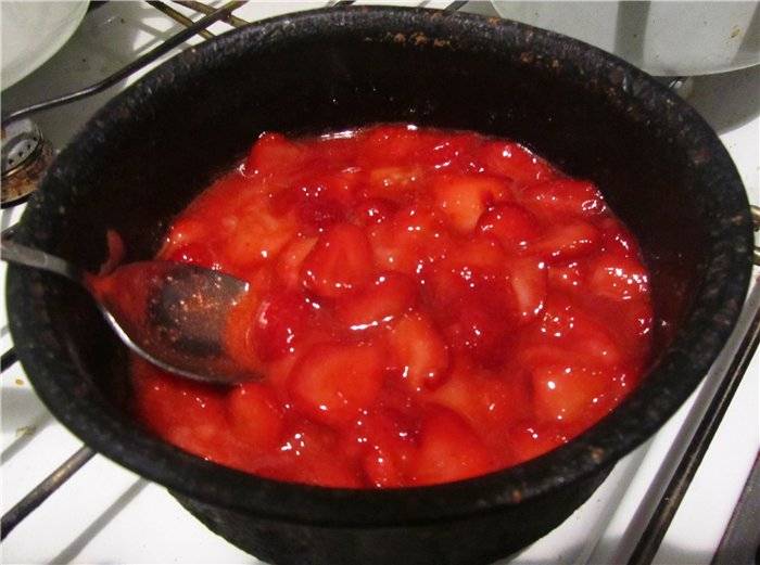 Кладем ягоды в кастрюлю или сотейник, добавляем сахар. Тщательно перемешивая, варим на среднем огне до загустения. Готовьте пока сахар полностью не растворится, а клубника не будет напоминать по консистенции варенье.