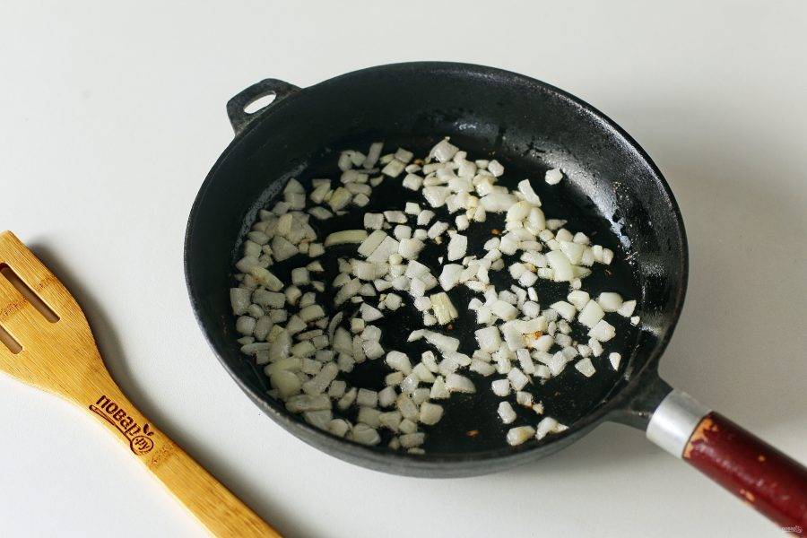 Нарежьте одну луковицу кубиками и обжарьте в сковороде до мягкости.