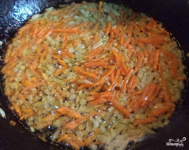 Пока мясо варится, жидкость может сильно испариться, поэтому по необходимости доливайте воду. По истечении положенного времени начинаем закидывать овощи в кастрюлю. Сначала картошку, а через 7 минут и цветную капусту. И нам нужно приготовить зажарку, чтобы супчик был приятного цвета. Трем на терке очищенную морковь. Рубим репчатый лук. Пассеруем морковь с луком на раскаленной сковороде в масле до золотистой корочки.