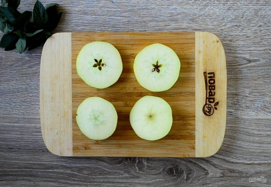 Яблоко порежьте на 4 кольца толщиной 1-1,5 см. 