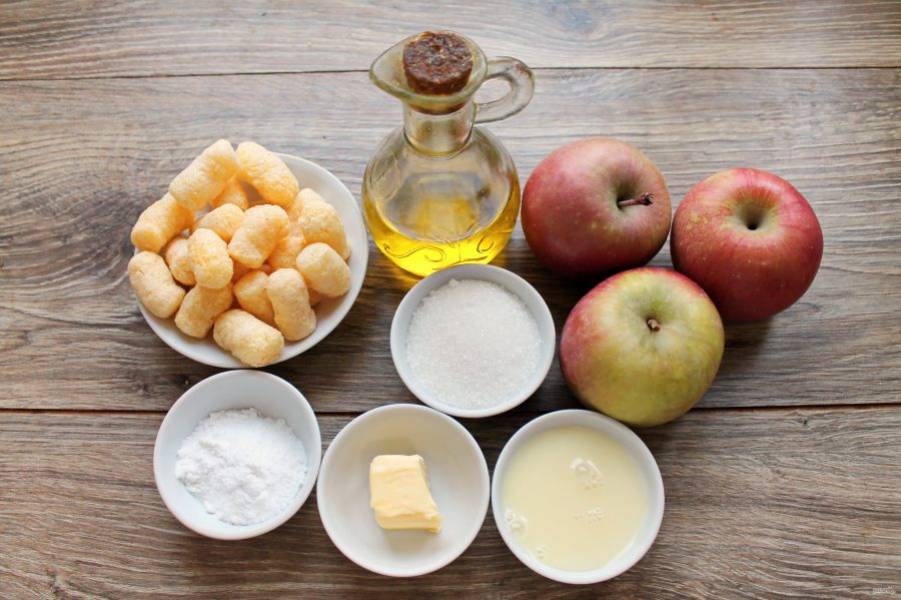 Подготовьте все необходимые ингредиенты для приготовления кукурузных палочек с яблоками. Яблоки вымойте и обсушите.