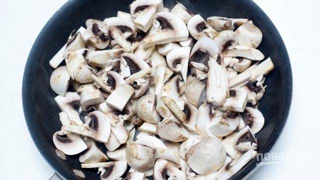 Пока жарится мясо, грибы промойте, обсушите и порежьте на четвертинки.
