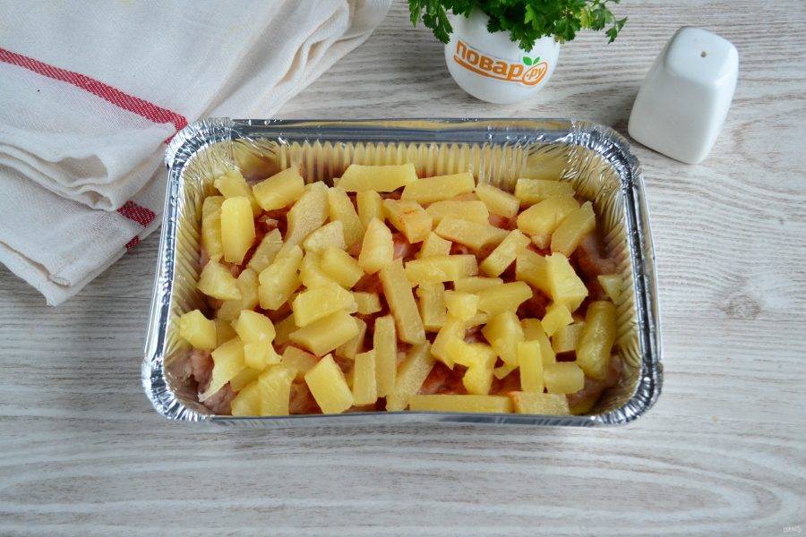 Консервированный ананас порежьте на небольшие кусочки и выложите последним слоем. Отправьте в духовку, разогретую до 190 градусов, на 20-25 минут.