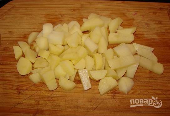 7. Очистите и нарежьте мелкими кубиками картофель. 