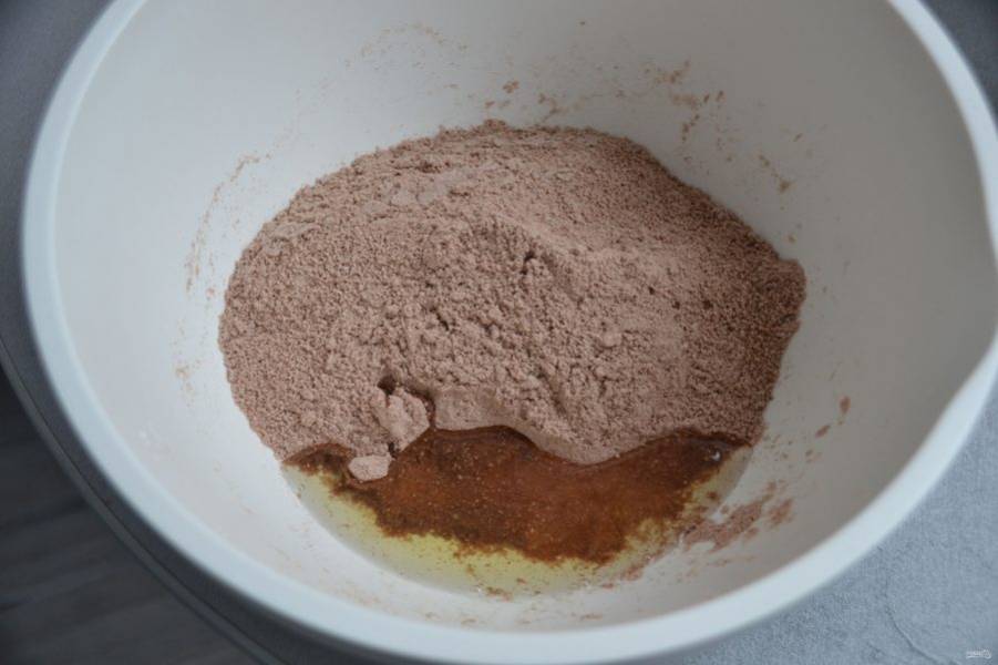 Влейте к сухой смеси одну порцию яичных белков (55 грамм), размешайте в густую "кашу".
