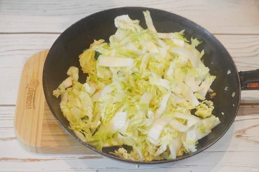 5. Обжарьте лук, чеснок, имбирь и капусту на сковороде около 7 минут.
