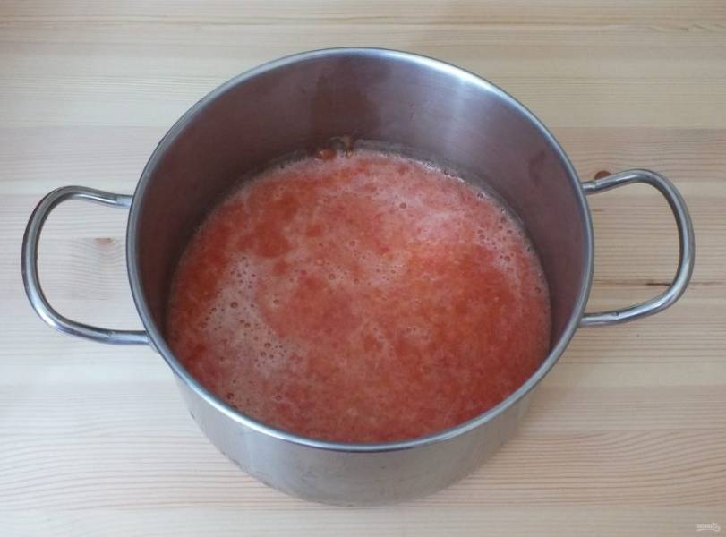 Перелейте помидорную массу в кастрюлю с толстым дном и поставьте на огонь чуть ниже среднего. Варите под крышкой в течение 40 минут.