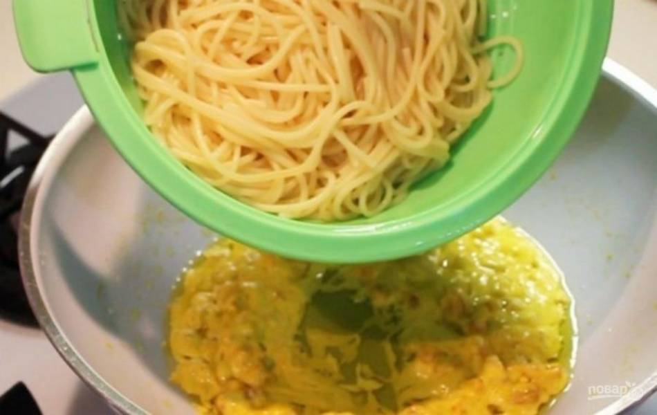 Приготовьте спагетти в подсоленной воде, до состояния аль денте, процедите и выложите прямо в соус.