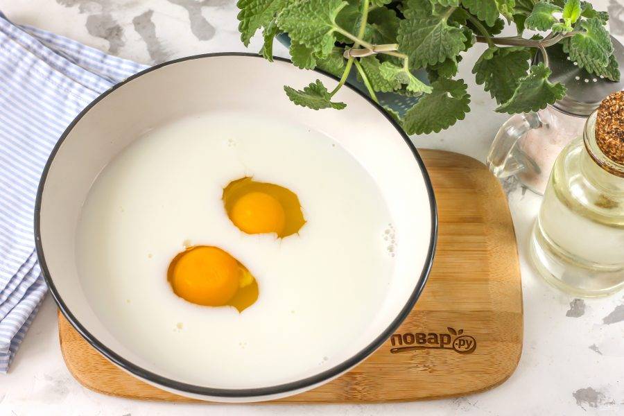 Куриные яйца вбейте в глубокую емкость, всыпьте туда же сахар и соль, влейте молоко любой жирности и взбейте все венчиком или миксером примерно 1-2 минуты.