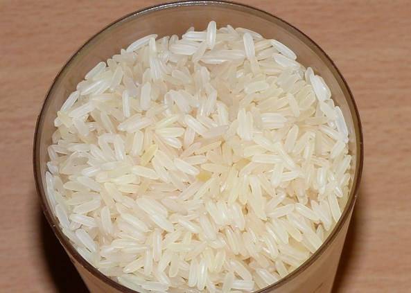 Рис (желательно пропаренный) заливаем водой. 