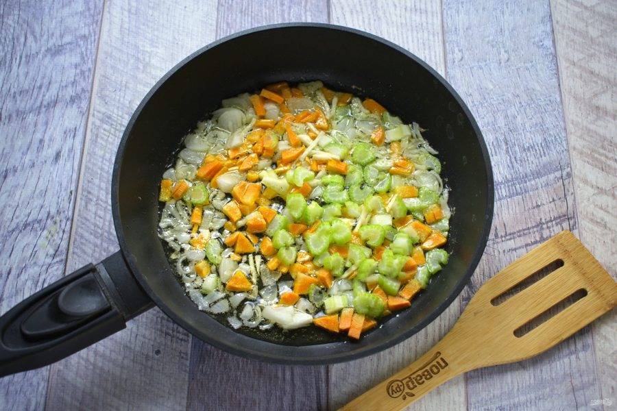 3.     Лук, морковь  и сельдерей измельчите. На сковороде разогрейте 2 ст. л. масла. Обжарьте овощи до румяной корочки, снимите со сковороды.

