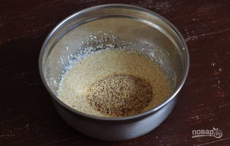Добавьте в миску к ингредиентам молотый миндаль. Его можно приготовить самостоятельно, а можно купить уже готовую миндальную муку в магазине. 