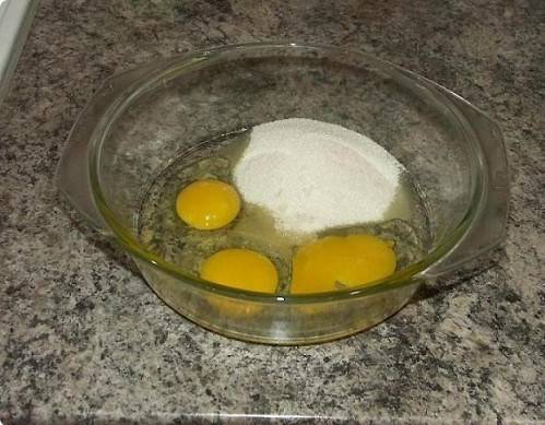1. Яйца взбиваем с сахаром. Параллельно на водяной бане или в микроволновке растапливаем  сливочное масло.
