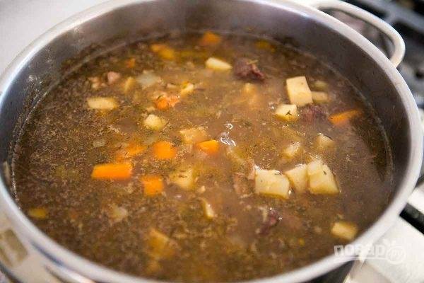 Отправьте овощи к мясу и тушите еще минут 40, по вкусу добавьте соль, перец и лавровый лист.
