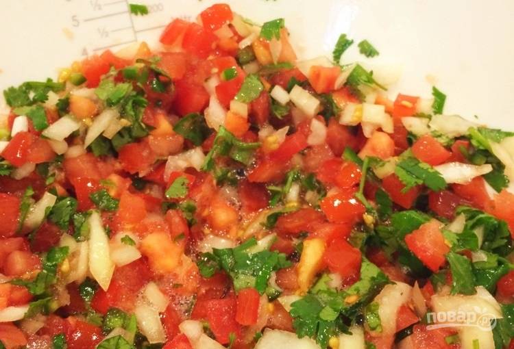 3.	Нарежьте небольшими кубиками томаты, добавьте их к зелени и чесноку, посолите и перемешайте. Сразу же подавайте сальсу.