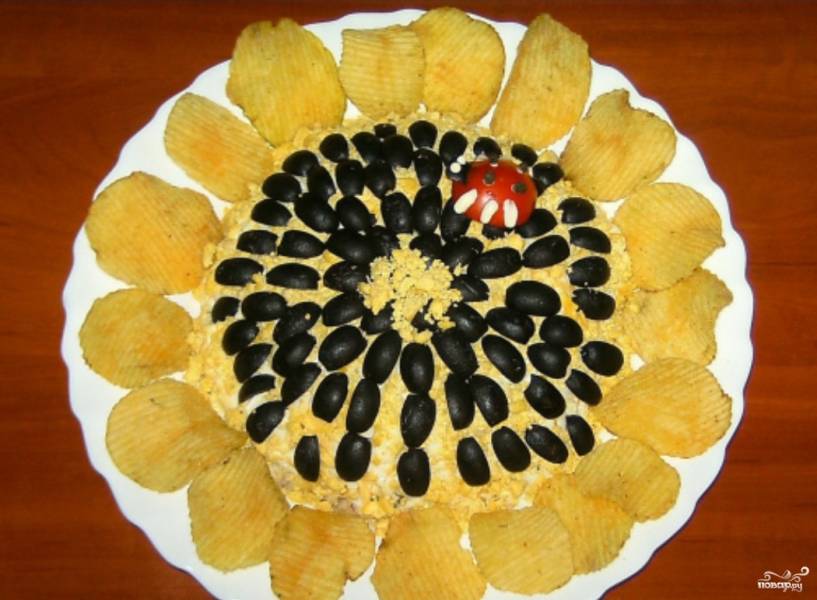 Салат «Подсолнух» с чипсами и курицей без грибов - пошаговый рецепт с фото