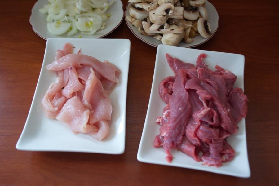 Очень острым ножом нарежьте мясо говядины и курицы на слайсы. Мясо должно быть без плевы, костей, хрящей, жил.