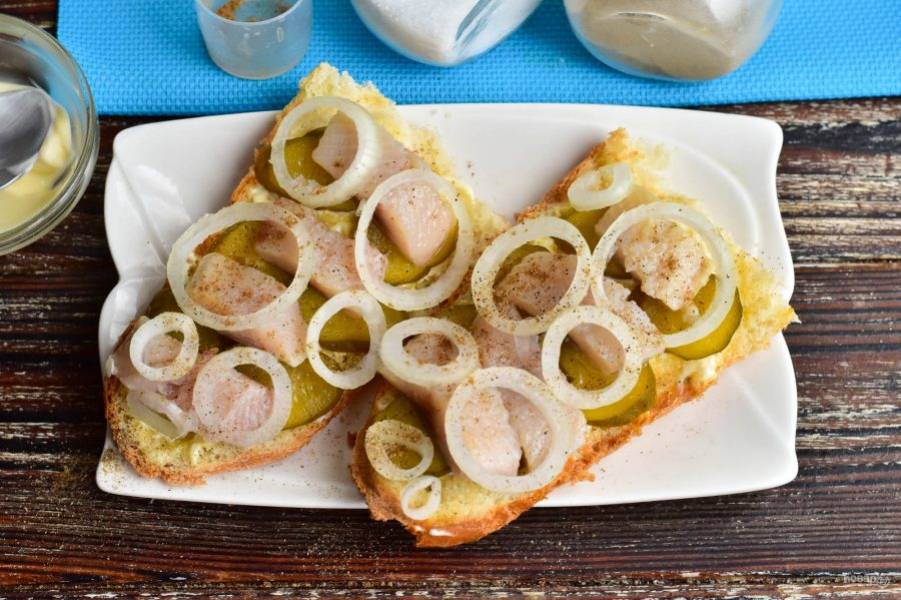 Посыпьте бутерброды сверху черным молотым перцем и кориандром.