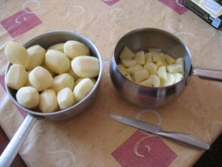 1. С картофелем кабачки, тушеные с грибами, получаются по типу рагу. Для начала чистим картофель и нарезаем его кубиками. Отправляем на сковороду и немного обжариваем, после чего выкладываем в емкость для тушения.