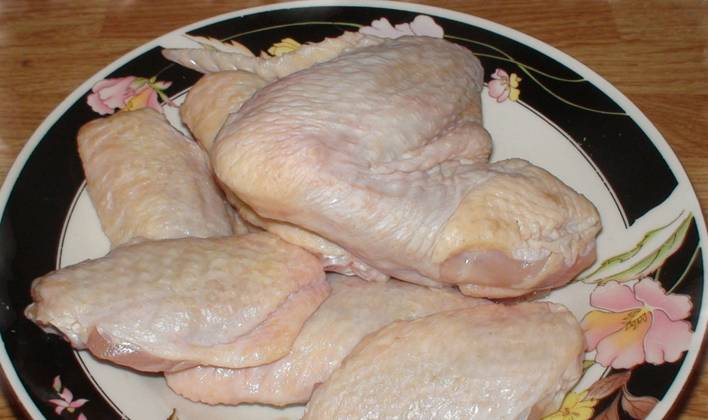 Куриные крылышки промойте и обсушите, разделите на порционные части. Натрите солью и перцем со всех сторон.