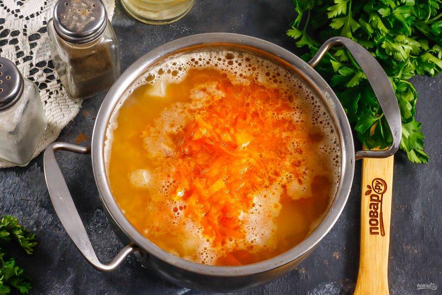 Выложите зажарку в суп, поперчите. По желанию можно добавить немного овощной приправы или других специй, пряностей.
