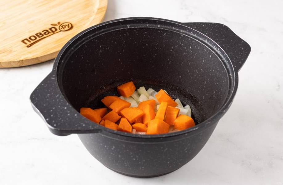 Добавьте нарезанную кубиками морковь. Потушите ещё 3-4 минуты.