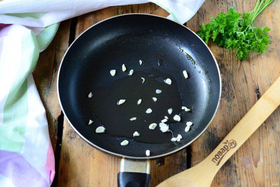 Мелко порежьте чеснок и отправьте в сковороду вместе с растительным маслом. Жарьте, пока чеснок не начнет активно отдавать аромат.