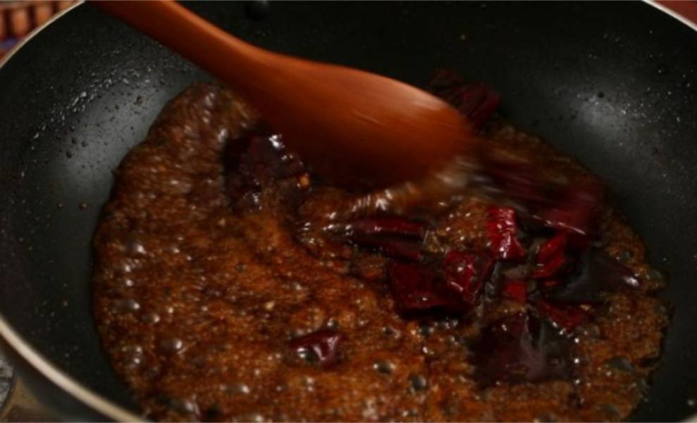 9. В сковороду добавьте 2 ст.ложки растительного масла, измельченный чеснок и перец чили. Перемешайте. Добавьте соевый соус, рисовый сироп и горчицу. Помешивайте в течении нескольких минут, пока соус не начнет пузыриться. После добавьте коричневого сахара. Соус готов.