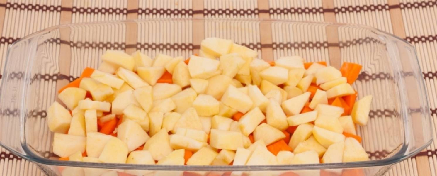 5. А сверху ровным слоем распределите яблоки.