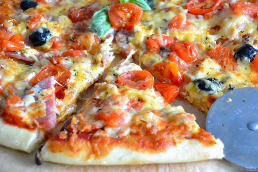 Пицца "Тоскана" получилась с тонкой хрустящей корочкой, с аппетитными нитями расплавленной моцареллы и интересным вкусовым "букетом".