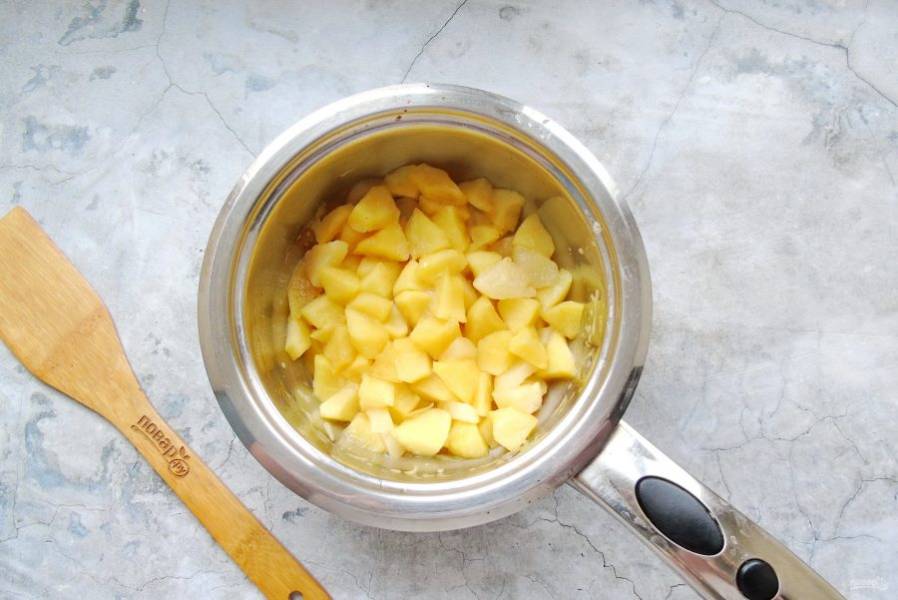 Варите груши с яблоками в апельсиновом соке в кастрюле без крышки до испарения жидкости. На это потребуется минут 20, но все зависит от сочности фруктов.