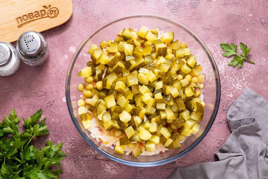 Маринованные огурцы нарежьте кубиками.