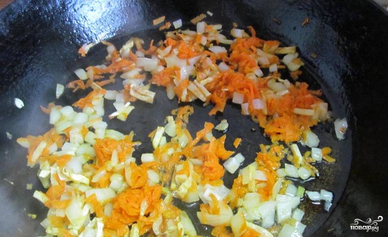 Предварительно кипятим кастрюлю с водой. Морковь и лук промываем, очищаем, измельчаем. Обжариваем овощи на масле до легкой золотистости.
