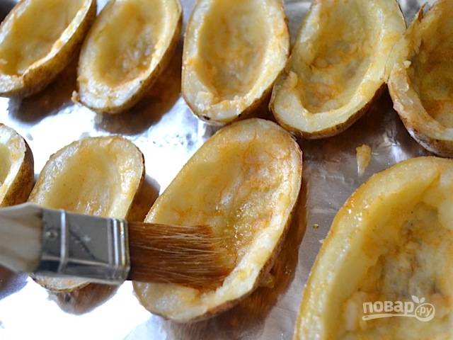 7.	Поместите картофель на противень, застеленный фольгой. Промажьте маслом картофель, для этого можно использовать кисточку.