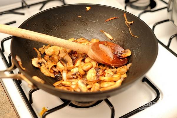 3. Выложите грибы на сковороду, жарьте с луком до готовности. Посолите и поперчите по вкусу. 