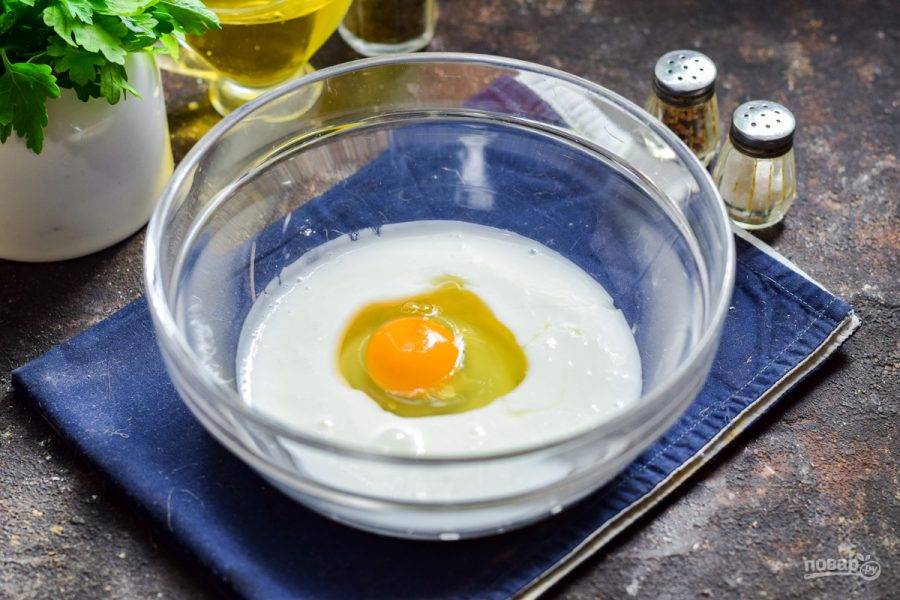 В миску влейте кефир и горячую воду, добавьте яйцо, соль.