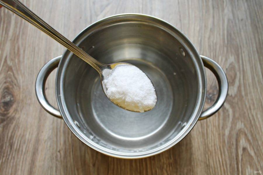 В кастрюлю налейте воду и добавьте соль.