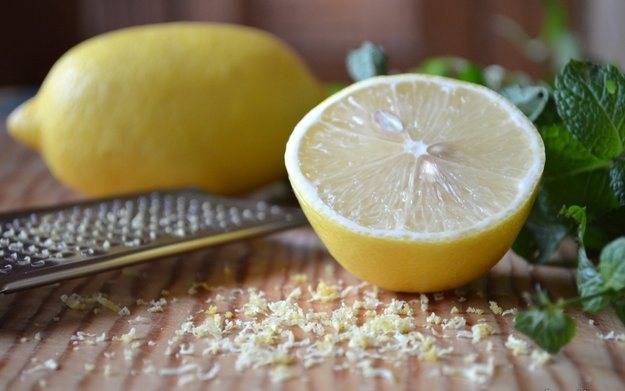 Натираем на мелкой терке лимонную цедру , затем разрезаем лимон и выдавливаем столовую ложку сока. Добавляем к йогурту и горчице.