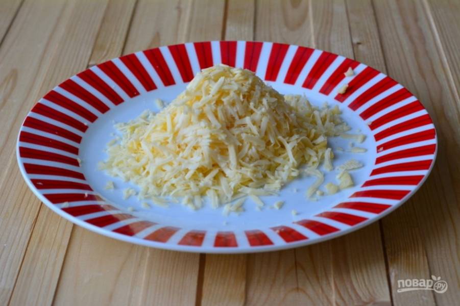 Сыр натрите на тёрке, а запеканку поставьте в духовку на 20 минут при 180 градусах.