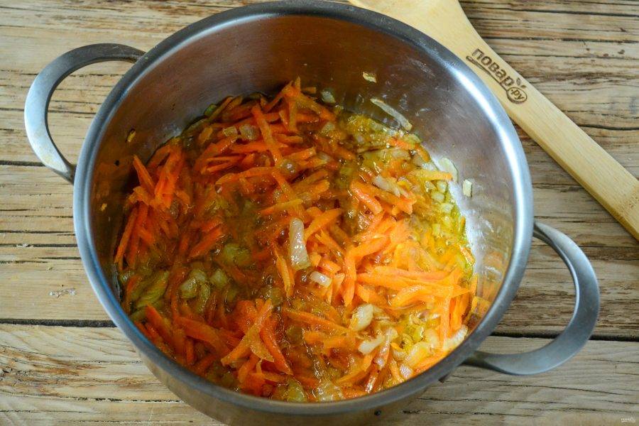 Мелко нарежьте лук, морковь натрите на крупной терке. В небольшую кастрюльку налейте масла и добавьте лук, жарьте его на среднем огне, пока он не станет прозрачным. Затем добавьте морковь и жарьте еще несколько минут. 